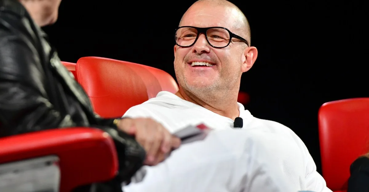 Jony Ive и OpenAI разрабатывают ИИ-устройство размером с хоккейную шайбу