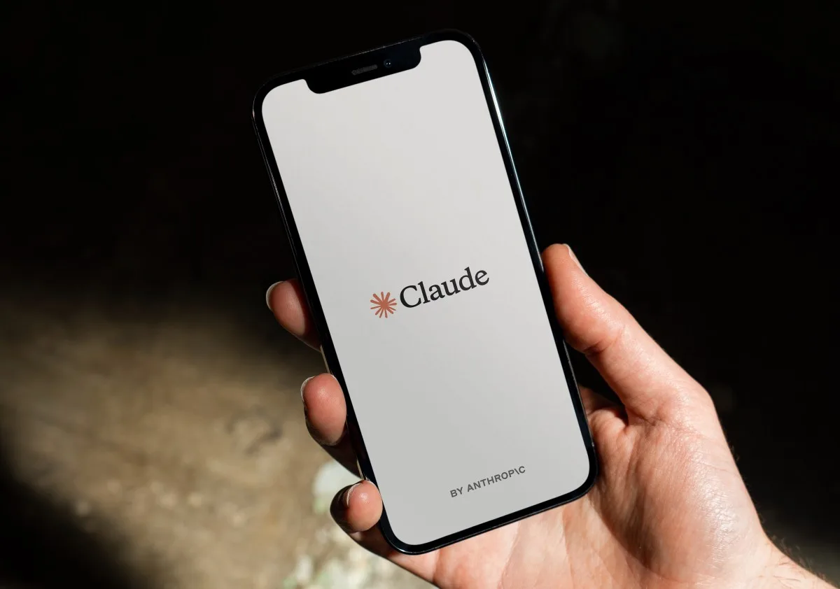 Anthropic объединяет память Claude и Claude Cowork: ИИ запомнит контекст из чата