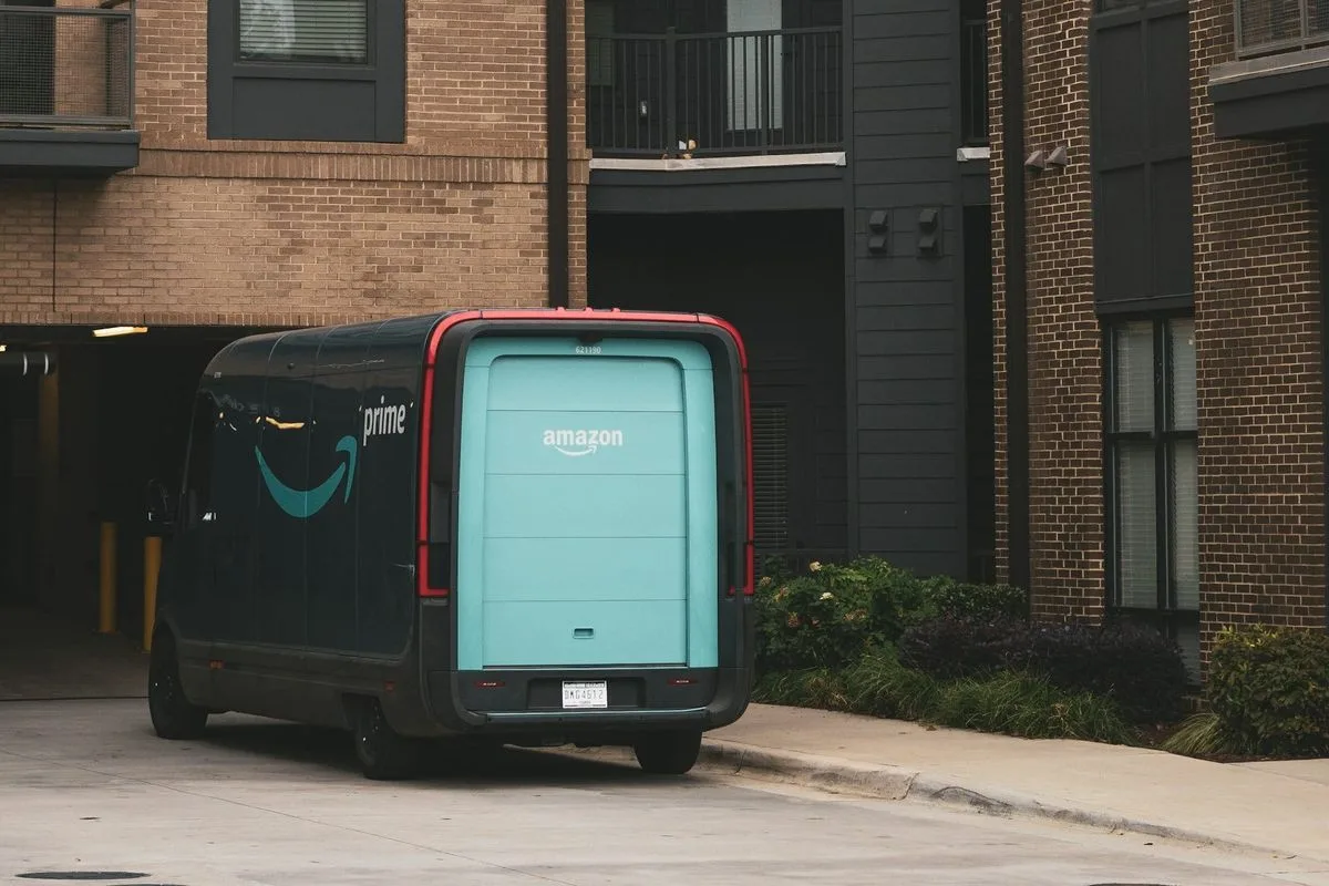 Amazon отключает кондиционеры в Rivian-фургонах при выходе водителя