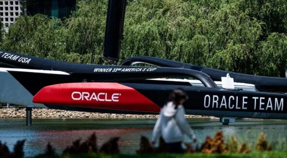 Oracle планирует новые сокращения на фоне роста расходов на ИИ-инфраструктуру