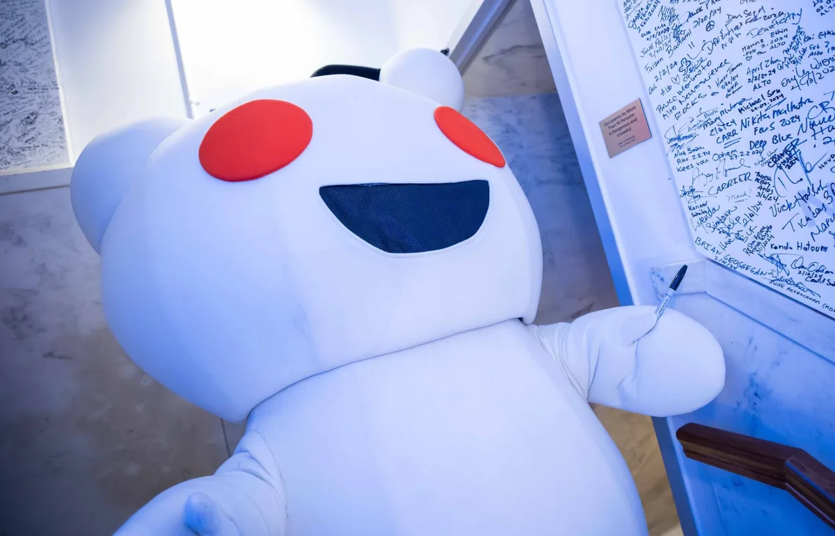 Исследование: короткие фрагменты на Reddit позволяют манипулировать ИИ-поиском