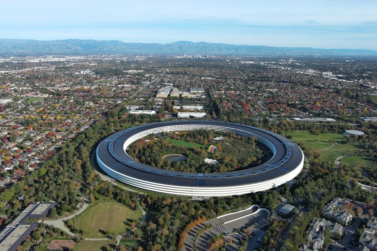 Apple обвиняет бывшего сотрудника в краже данных для OpenAI и требует запретить работу