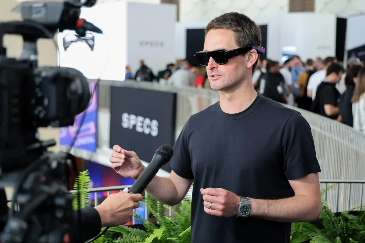 Snap представила AR-очки Specs за $2200, акции упали на 5%
